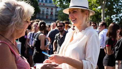 Julie Gayet dit «oui» à François Hollande dans une robe blanche 